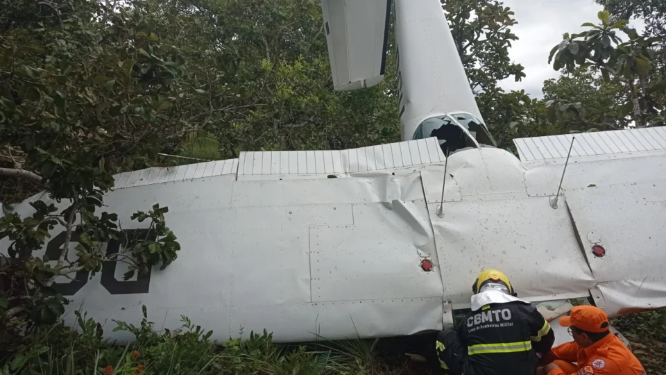 Piloto fica gravemente ferido após aeronave cair no chão de ‘bico’ no TO