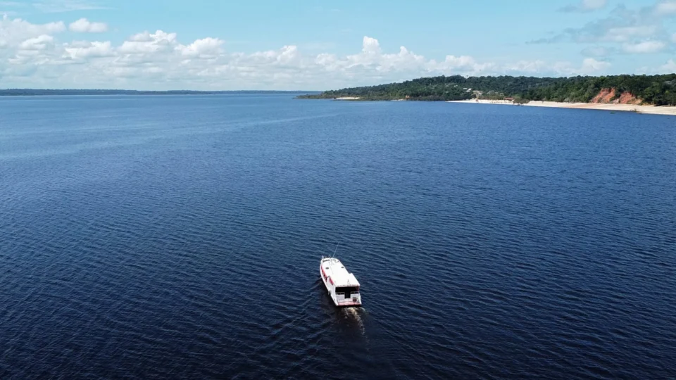 Confira 3 destinos para conhecer em passeios de barco pelos rios do Amazonas