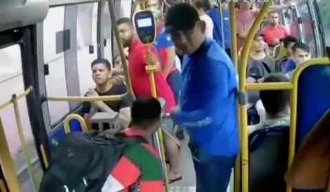 Vídeo: dupla assalta micro-ônibus ‘amarelinho’ na Zona Norte de Manaus