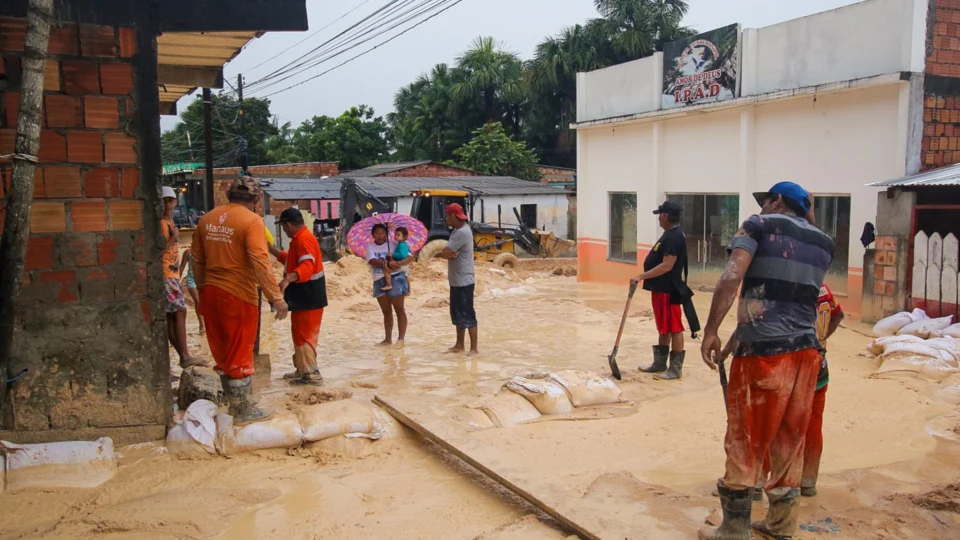 Chuva: 94 famílias recebem atendimento socioassistencial em Manaus