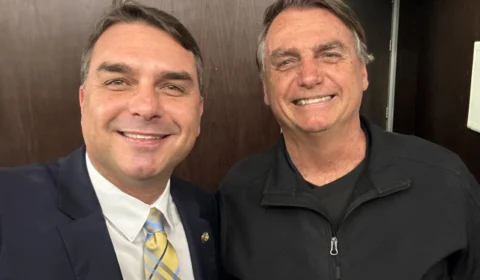 Após 89 dias nos EUA, Bolsonaro chega ao Brasil; veja fotos