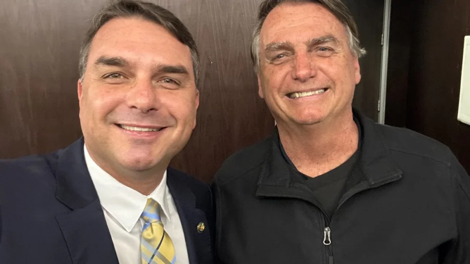 Após 89 dias nos EUA, Bolsonaro chega ao Brasil; veja fotos