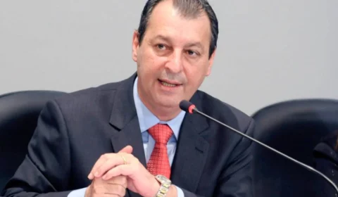 Omar Aziz quer investigar joias de Bolsonaro e venda de refinaria na Bahia