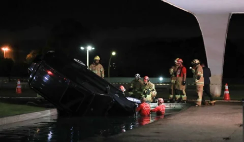 Carro de deputado cai no espelho d’água em frente ao Palácio do Planalto