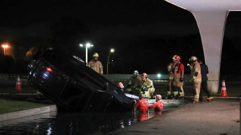 Carro de deputado cai no espelho d’água em frente ao Palácio do Planalto