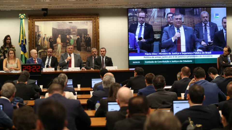 Audiência de Dino na CCJ: lulistas e bolsonaristas trocam insultos e deboches