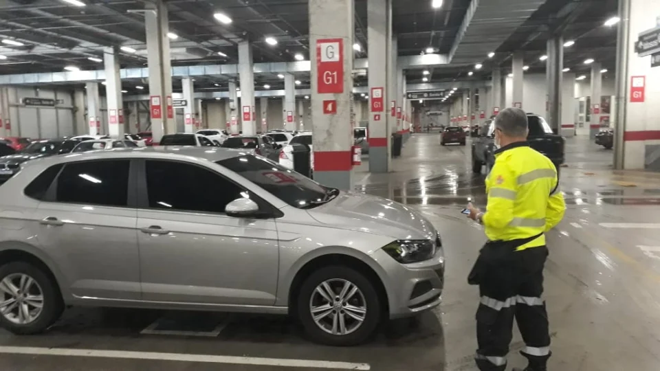 IMMU autua 7 veículos por estacionar em vagas destinados a idosos em Manaus
