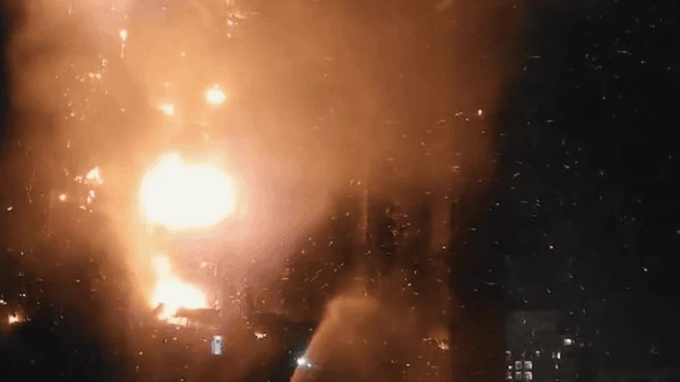 VÍDEO: incêndio atinge arranha-céu e deixa duas pessoas feridas em Hong Kong