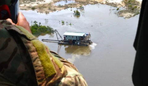 Garimpo ilegal no AM: Polícia Federal destrói balsas no Vale do Javari