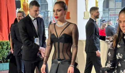 Lady Gaga corre para ajudar fotógrafo que caiu no tapete do Oscar; assista