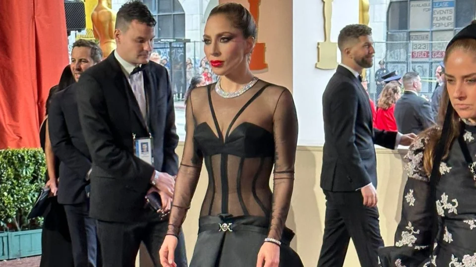 Lady Gaga corre para ajudar fotógrafo que caiu no tapete do Oscar; assista
