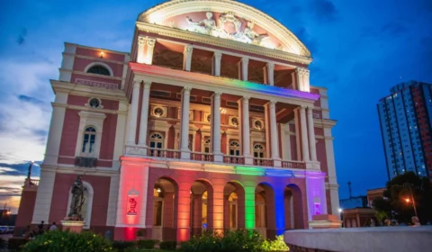 Pontos turísticos de Manaus são iluminados no ‘Dia Nacional do Orgulho Gay’