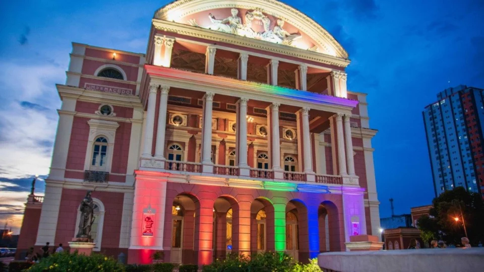 Pontos turísticos de Manaus são iluminados no ‘Dia Nacional do Orgulho Gay’