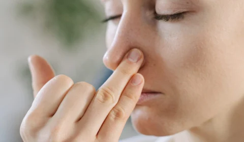 Limpar nariz com o dedo eleva probabilidade de Alzheimer, revela pesquisa