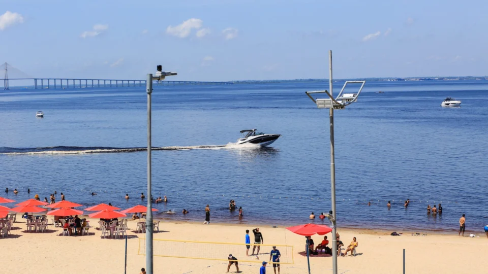 Lancha infringe medidas de segurança na praia da Ponta Negra em Manaus