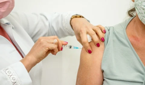 Covid-19: AstraZeneca segue sendo aplicada no Brasil, diz Saúde