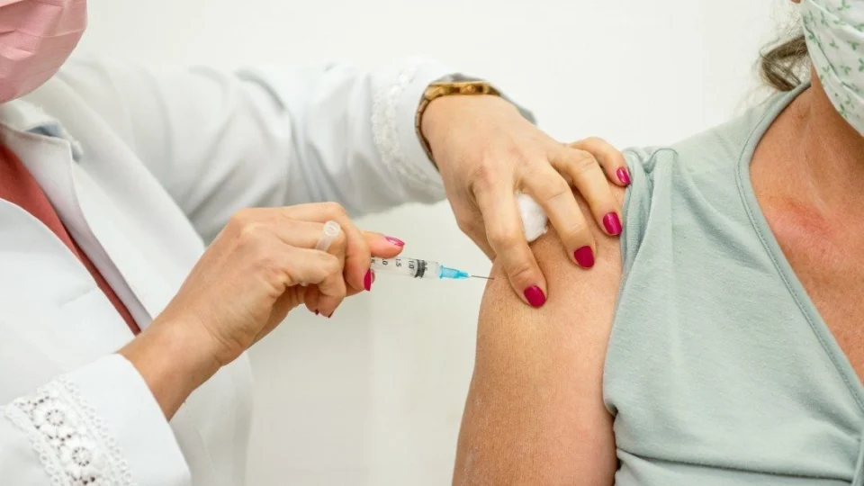 Covid-19: AstraZeneca segue sendo aplicada no Brasil, diz Saúde