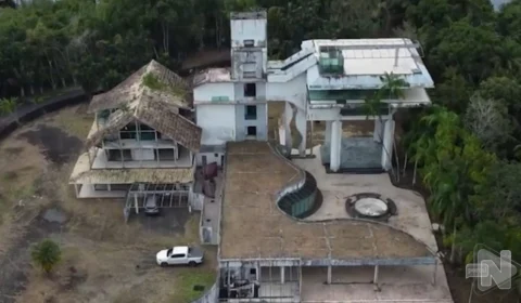 Mansão cinematográfica em que Amazonino Mendes morou nos anos 1990 é colocada à venda às margens do Tarumã, no AM