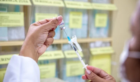 Covid: Saúde defende ‘intensificar’ vacinação após fim da emergência global