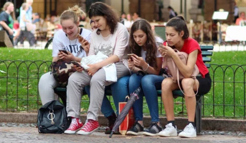 Adolescente que usa celular por mais de 3 horas ao dia tem mais dor na coluna