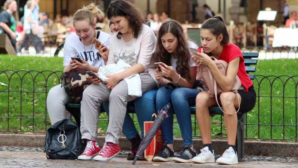 Adolescente que usa celular por mais de 3 horas ao dia tem mais dor na coluna