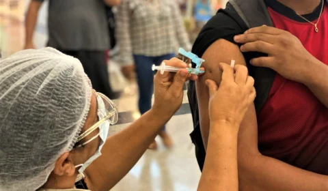 AM amplia público-alvo da vacina bivalente contra a Covid-19 nesta terça, 21