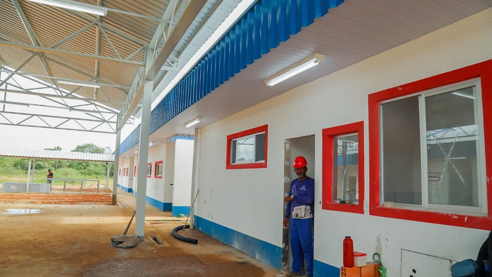 Semed agenda reinauguração de 8 escolas reformadas em Manaus