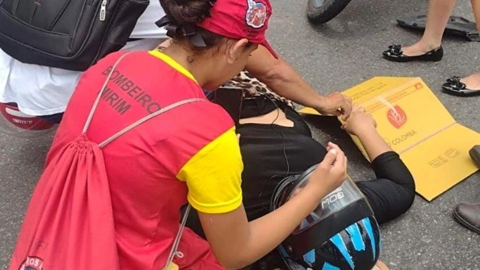 Bombeira mirim presta socorro à vítima de acidente de trânsito em Manaus