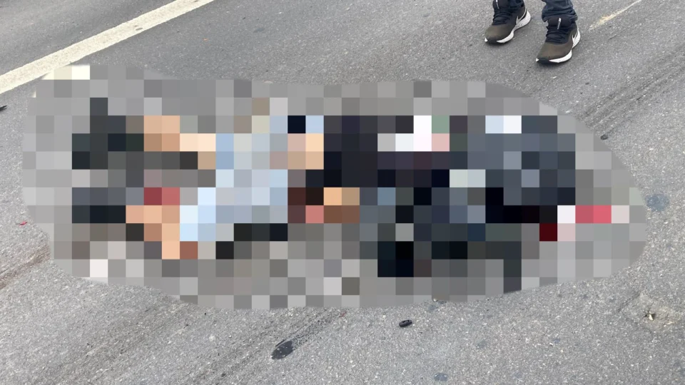 Motociclista morre após ter cabeça esmagada por carreta em Manaus