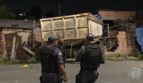 VÍDEO: caçamba perde o freio em ladeira e invade casa na Zona Norte de Manaus 