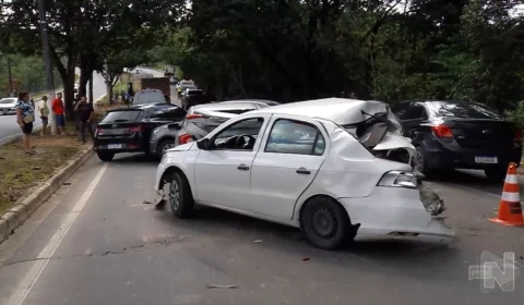 VÍDEO: carros envolvidos em duplo acidente causam engavetamento em Manaus