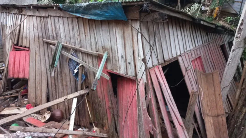 Casa de madeira desaba no bairro Compensa 3, Zona Oeste de Manaus
