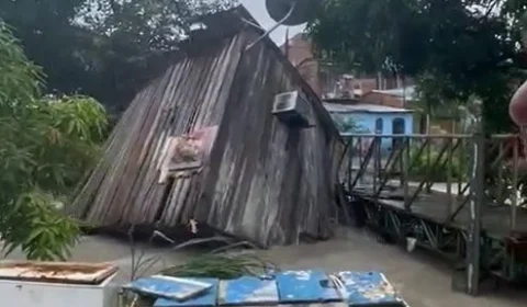 VÍDEO: ‘Sai daí’, grita moradora ao ver casas serem destruídas durante chuva em Manaus