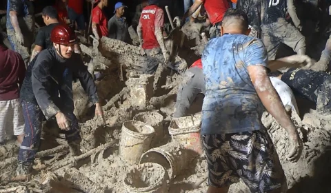VÍDEO: deslizamento deixa 8 pessoas soterradas no Jorge Teixeira, em Manaus