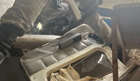 Avião cai em Goiânia sobre casa e câmera de segurança grava o momento; veja