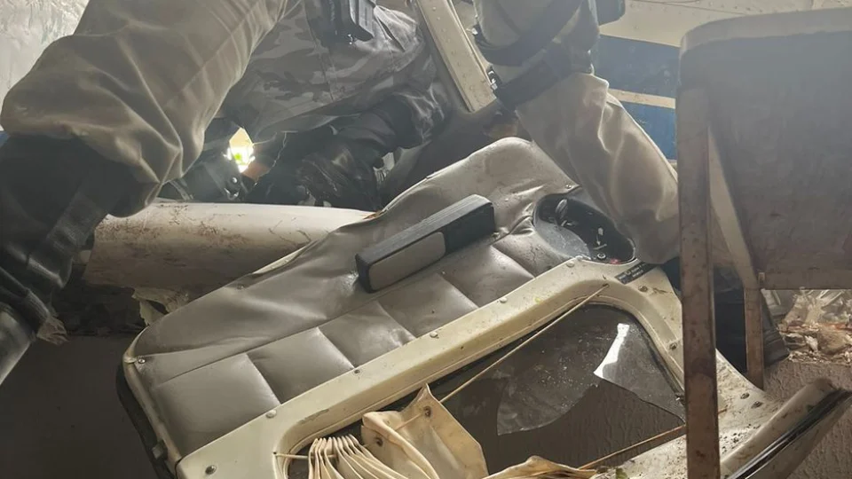 Avião cai em Goiânia sobre casa e câmera de segurança grava o momento; veja