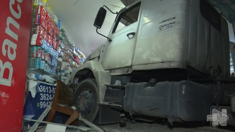 VÍDEO: drogaria é destruída em acidente com carreta na Zona Sul de Manaus