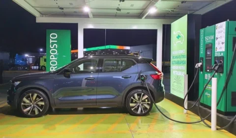 Waze: motorista pode encontrar eletropostos para elétricos e híbridos no mapa