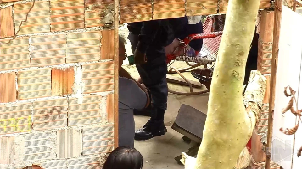 VÍDEOS: filhos acham mãe morta na cozinha de casa na Zona Leste de Manaus 