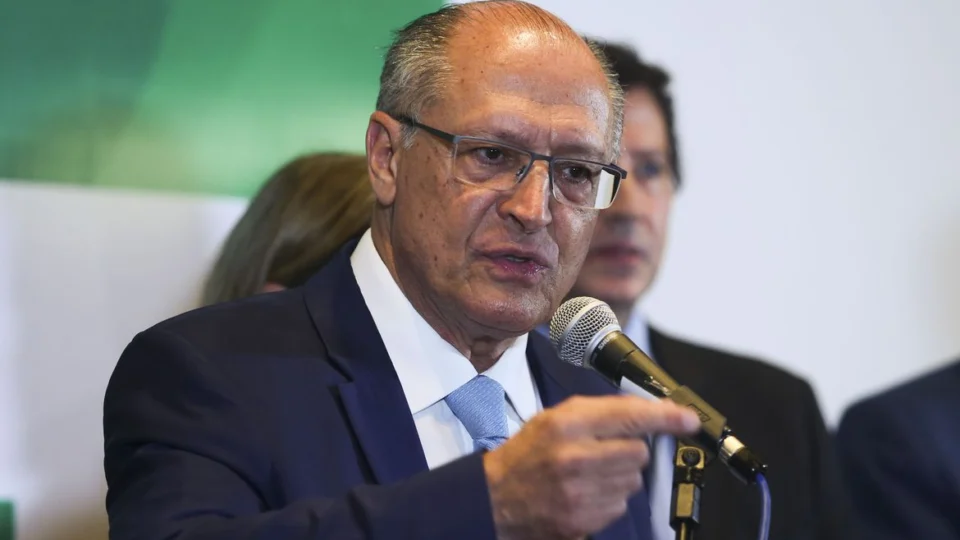 Arcabouço fiscal vai incluir curva da dívida e superávit, diz Alckmin