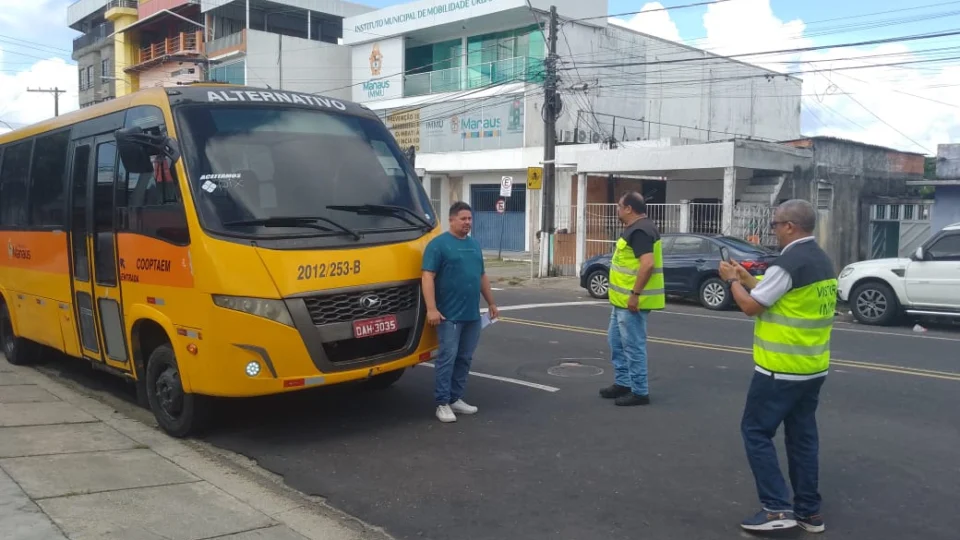 Veículos do transporte alternativo aptos a circular terão selo em Manaus