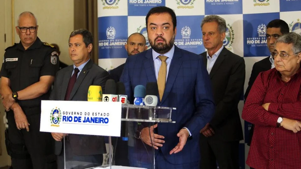 Governo do RJ desiste de torcida única, mas proíbe organizadas nos estádios