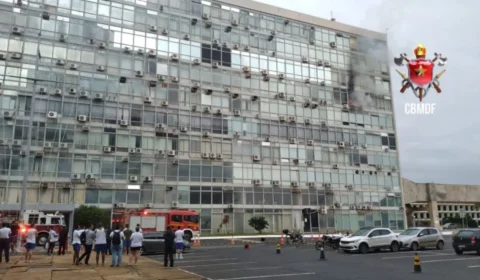 Incêndio atinge prédio do Ministério da Defesa em Brasília