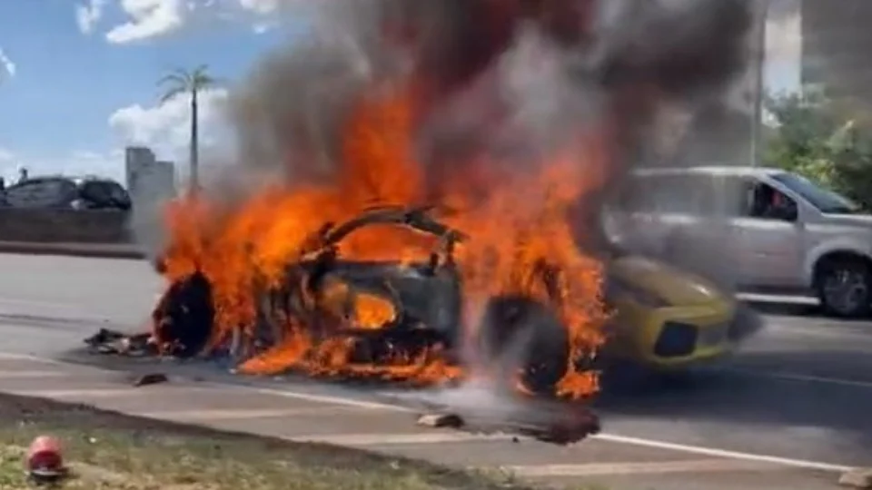 VÍDEO: Lamborghini pega fogo em região nobre de Belo Horizonte-MG