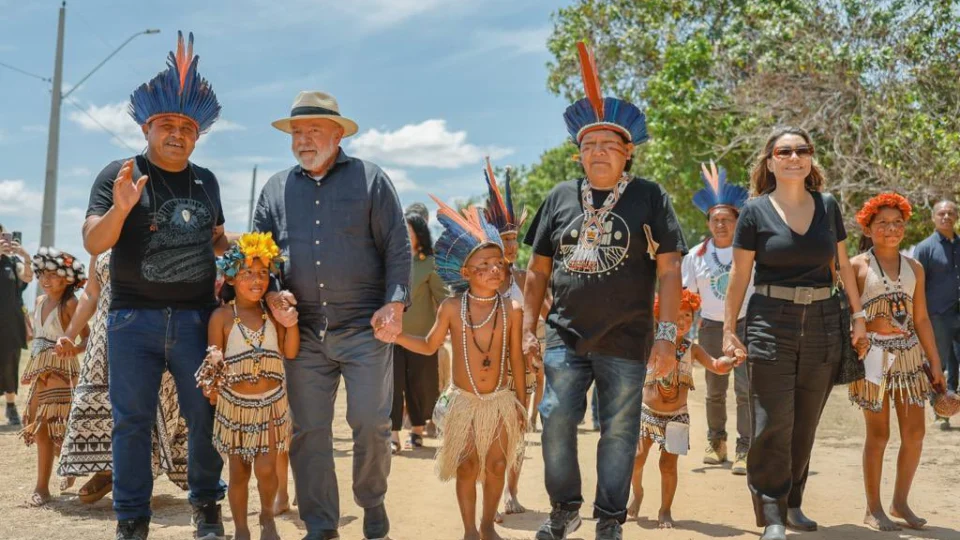 ‘Indígenas estão brigando por aquilo que é seu’, diz Lula em Roraima