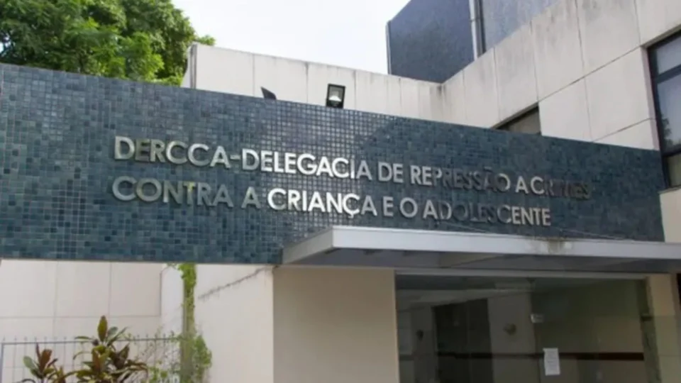 Mãe é presa por vender cenas de sexo com a própria filha por até R$ 80 no PR