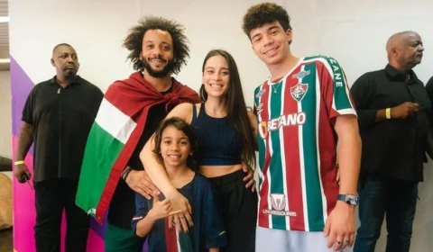 VÍDEO: Torcida do Fluminense festeja a chegada de Marcelo no Aeroporto do Galeão