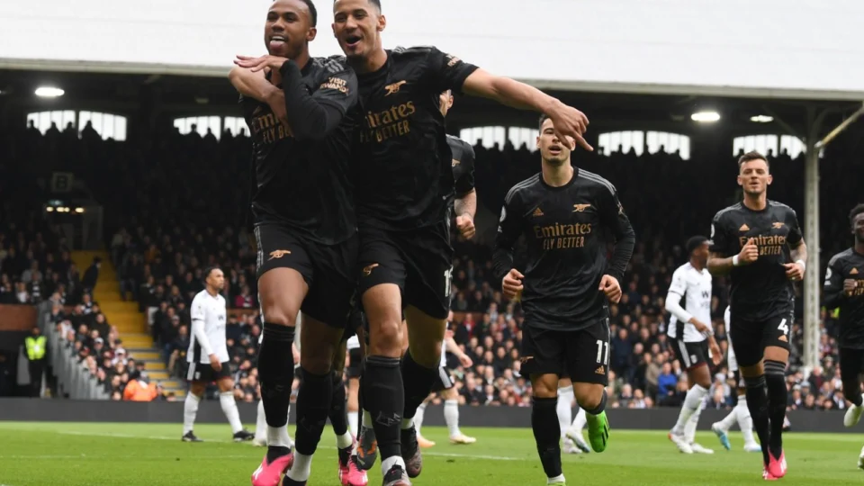Martinelli e Magalhães marcam na vitória do Arsenal contra Fulham