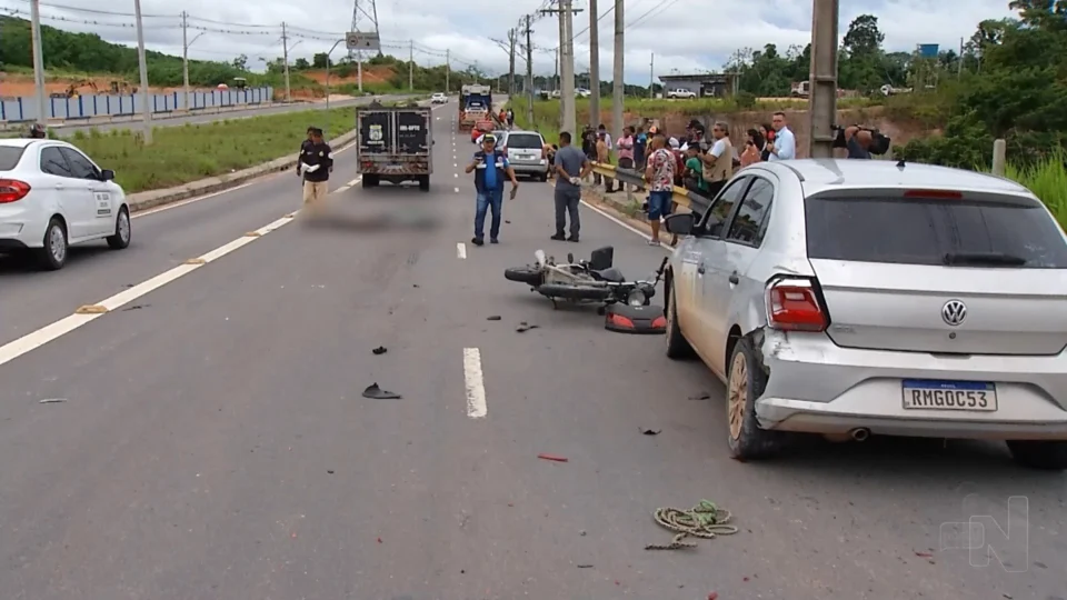 VÍDEO: motociclista morre após fazer ultrapassagem em avenida de Manaus