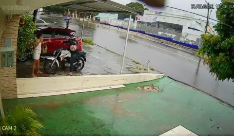 VÍDEO: mulher é assaltada por homem vestido de mototaxista em Manaus
